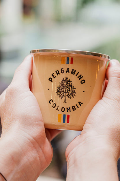 PERGAMINO Café de Colombia Camp Mug