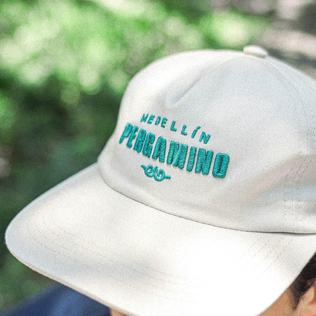Pergamino Beige / Green Cap